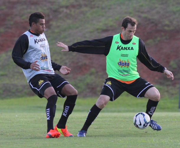 Caio Júnior comanda treino de movimentação