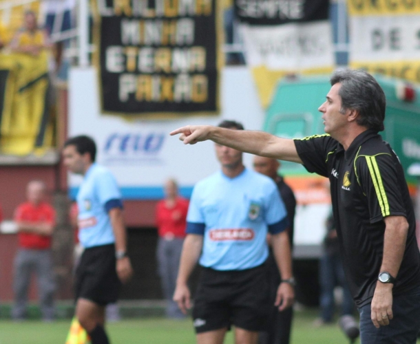 Caio vê evolução do time e convoca torcida