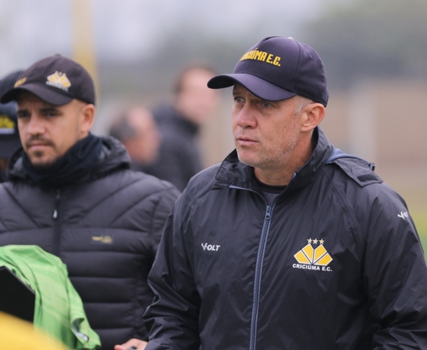 Eduardo Baptista comanda treino técnico e tático
