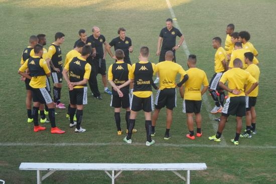 Tigre treina parte tática no CT