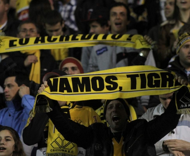 Torcida faz a festa nas arquibancadas