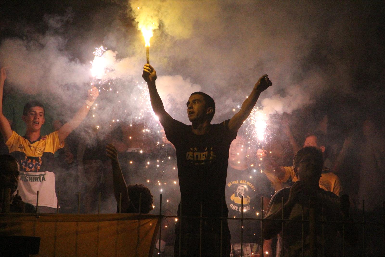 Torcida faz a festa na apresentação do elenco