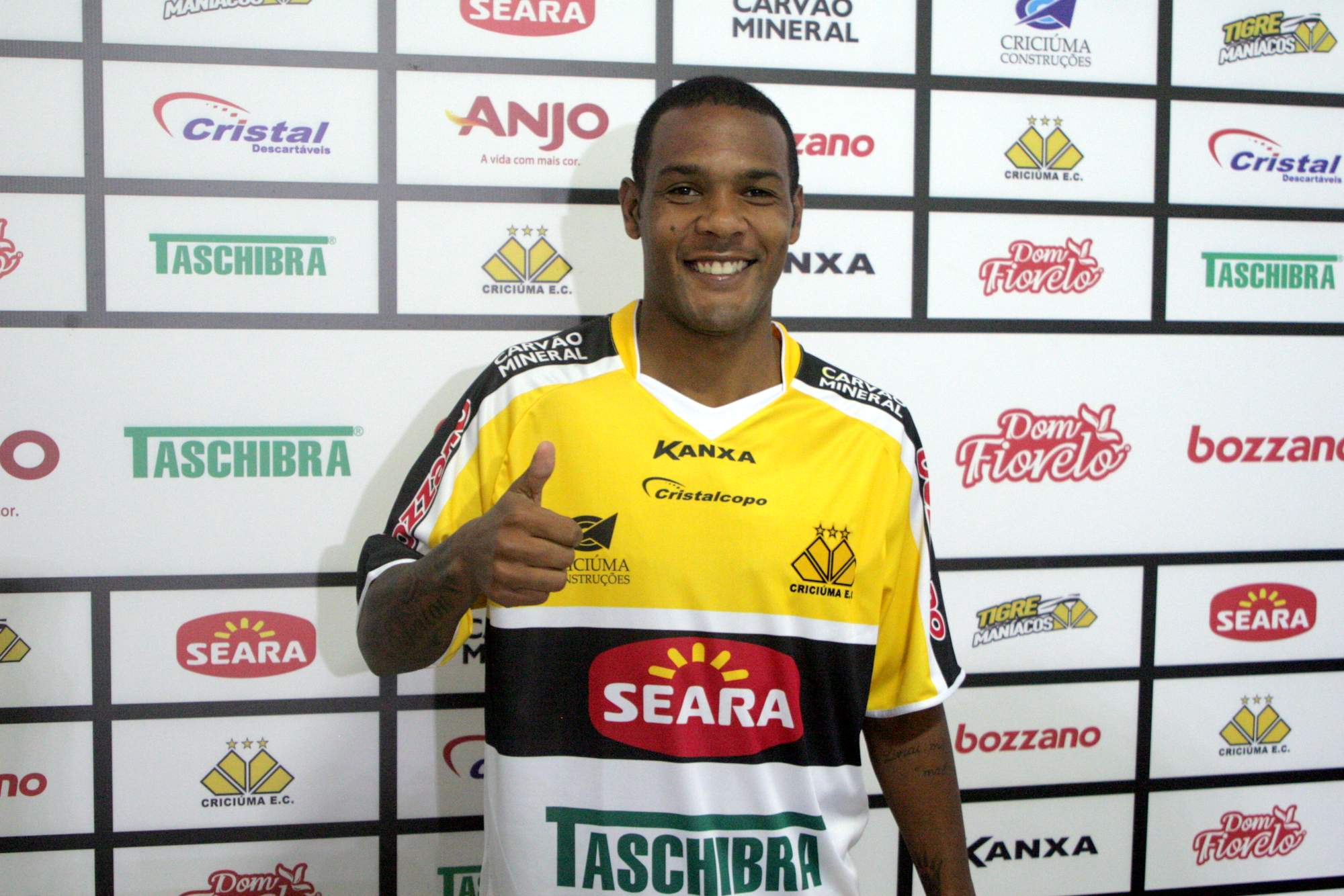 Zagueiro e volante são apresentados no Tigre
